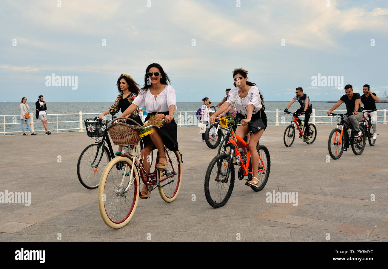 "Ziua isti ' - Giornata internazionale del rumeno camicetta ,tradizionale celebrazione sulla riva del Mar Nero in Constanta, Romania. Foto Stock