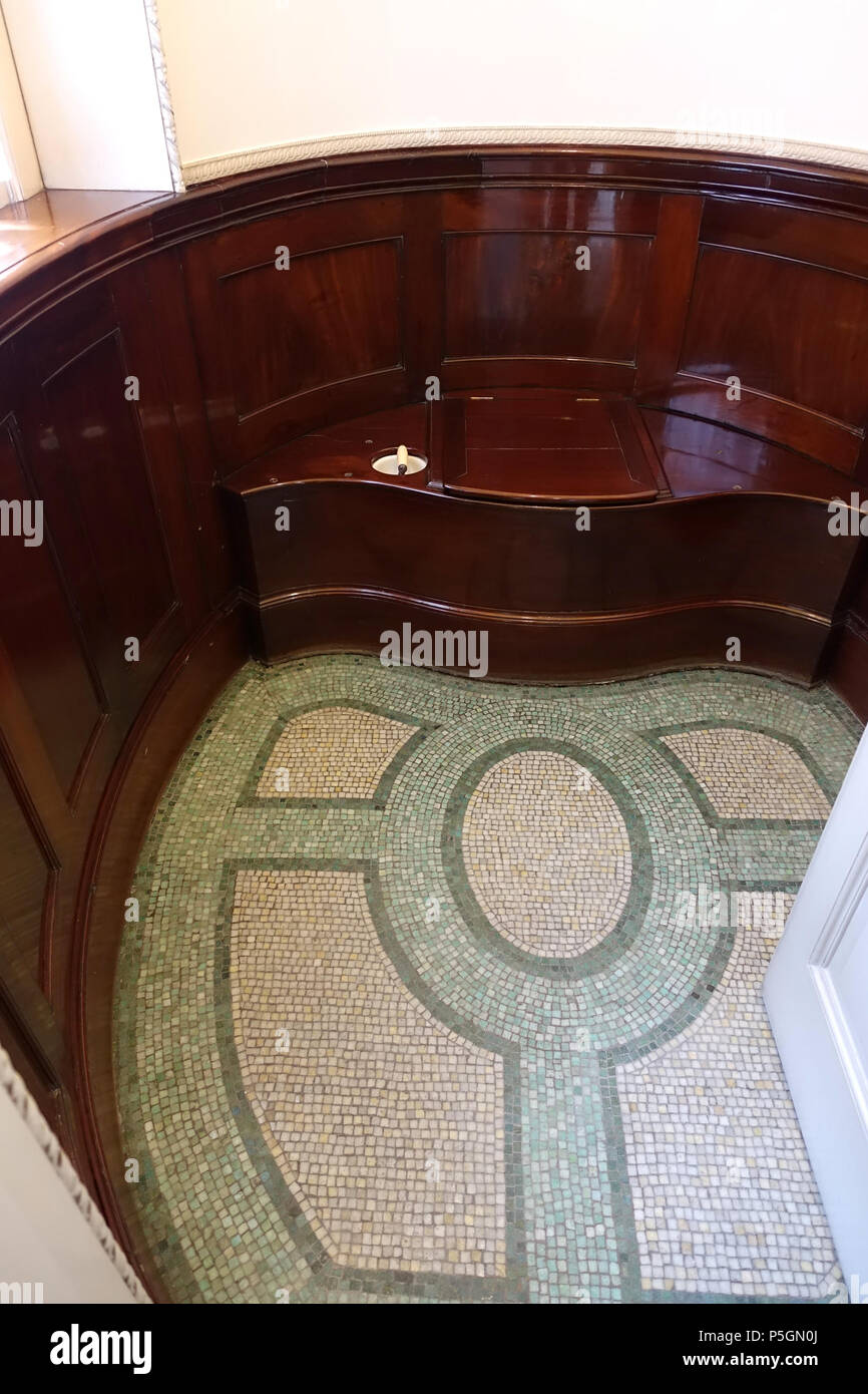 N/A. Inglese: vista interna di Harewood House - West Yorkshire, Inghilterra. 16 giugno 2016, 07:06:39. Daderot 176 Bagno - Harewood House - West Yorkshire, Inghilterra - DSC01717 Foto Stock