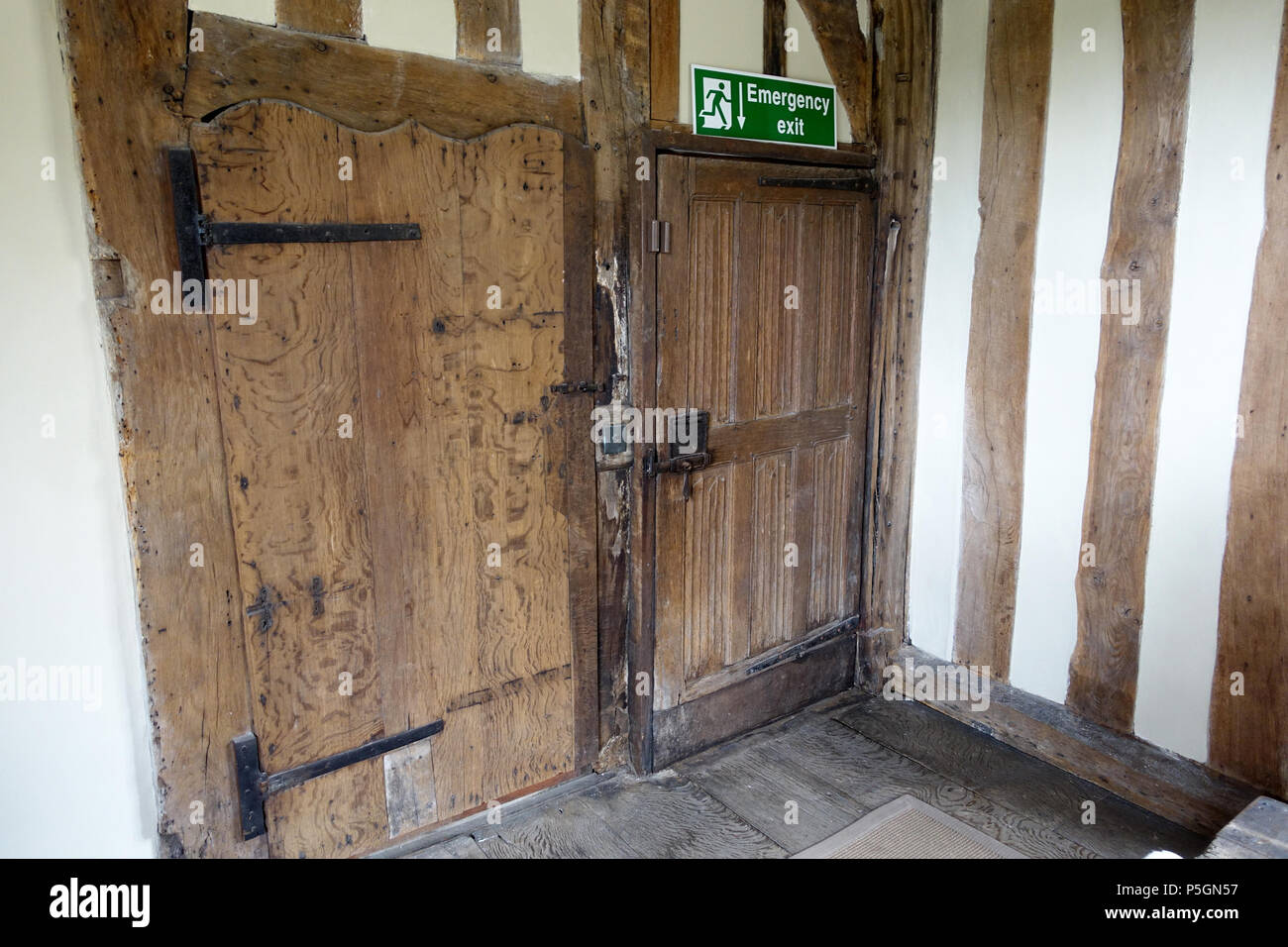 N/A. Inglese: Earl's Apartments, Haddon Hall - Bakewell, Derbyshire, in Inghilterra. 18 giugno 2016, 06:53:01. Daderot 466 porta - Earl's Apartments, Haddon Hall - Bakewell, Derbyshire, Inghilterra - DSC02736 Foto Stock