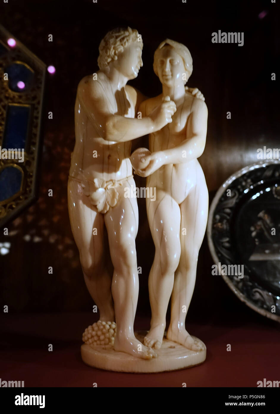 N/A. Inglese: elemento visualizzato nel vecchio maestro Gabinetto Disegni, Chatsworth House - Derbyshire, Inghilterra. 18 giugno 2016, 10:26:58. Daderot 58 Adamo ed Eva, avorio - Vecchio Maestro Gabinetto Disegni, Chatsworth House - Derbyshire, Inghilterra - DSC03249 Foto Stock