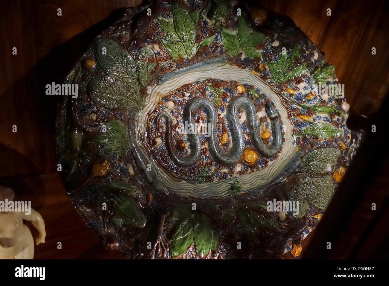 N/A. Inglese: elemento visualizzato nel vecchio maestro Gabinetto Disegni, Chatsworth House - Derbyshire, Inghilterra. 18 giugno 2016, 10:27:25. Daderot 457 piatto, forse da Bernard Palissy, ceramica - Vecchio Maestro Gabinetto Disegni, Chatsworth House - Derbyshire, Inghilterra - DSC03250 Foto Stock