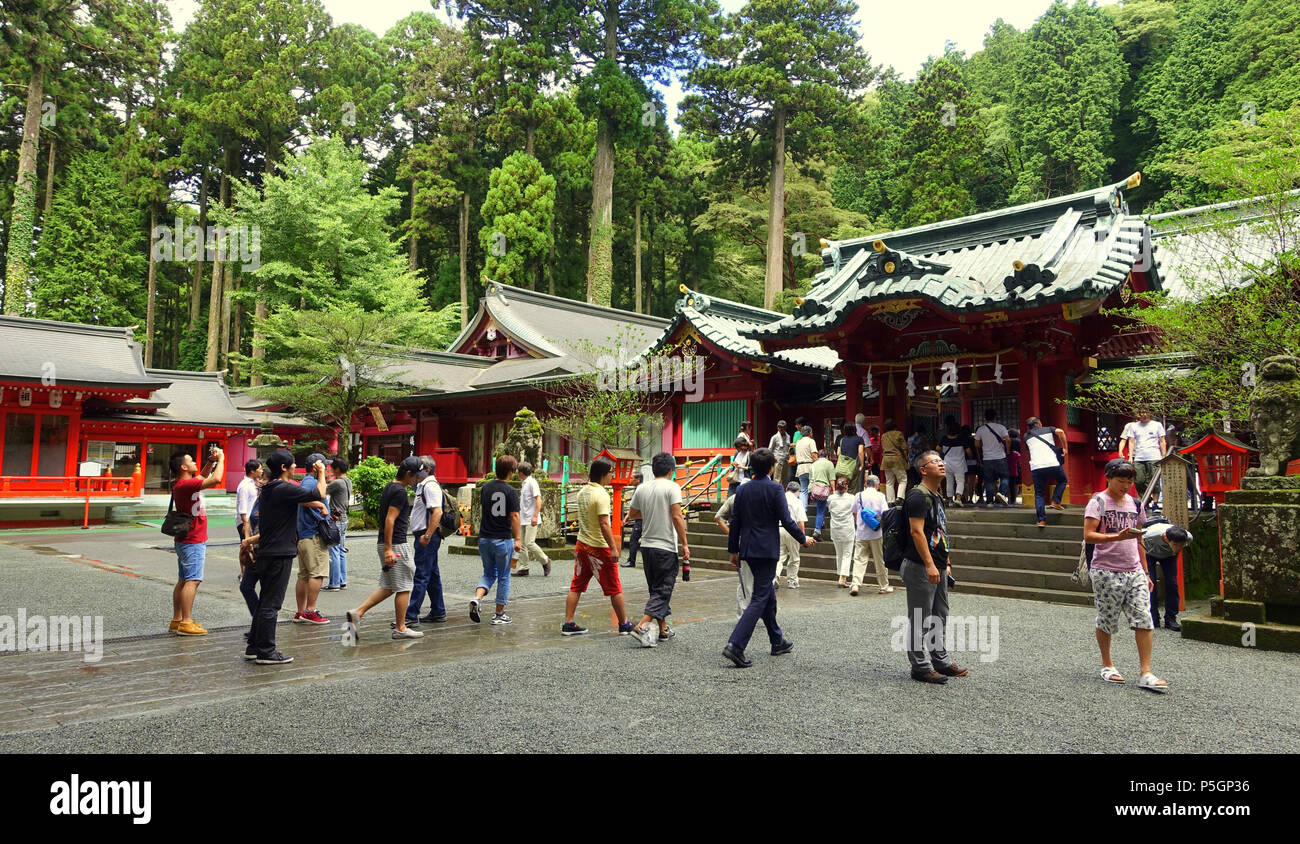 N/A. Inglese: Hakone-jinja - Hakone, Giappone. Il 3 settembre 2016, 21:41:25. Daderot 392 folla - Hakone-jinja - Hakone, Giappone - DSC05780 Foto Stock