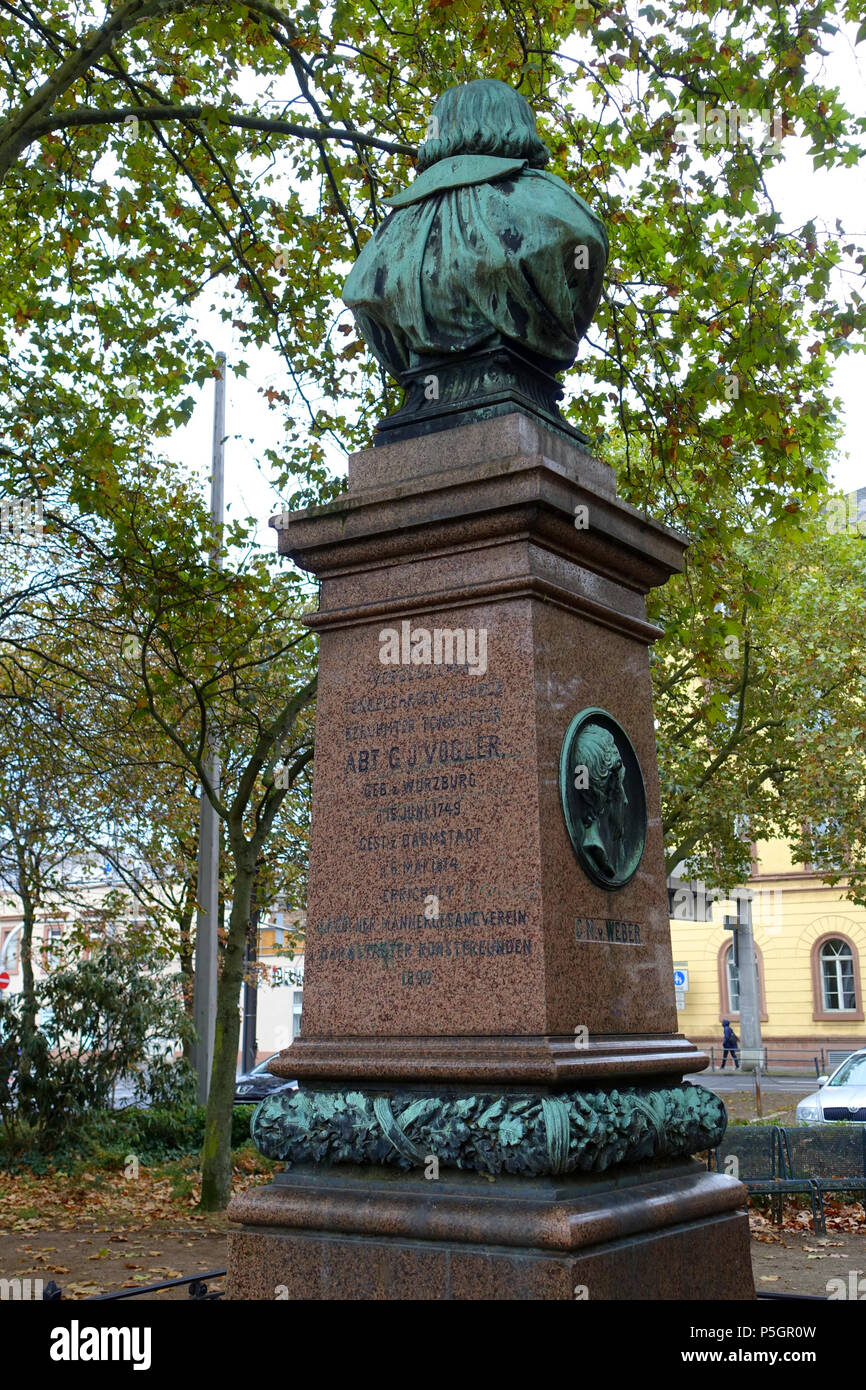 N/A. Inglese: Abt Vogler Denkmal - Darmstadt, Germania. Monumento a Georg Joseph Vogler dallo scultore Robert Henze (1827.-1906), con medaglioni laterali di due dei suoi più famosi studenti, G. Meyerbeer e C. M. V. Weber. Iscrizione datata 1890. 19 ottobre 2016, 03:30:13. Daderot 55 Abt Vogler Denkmal - Darmstadt, Germania - DSC09879 Foto Stock