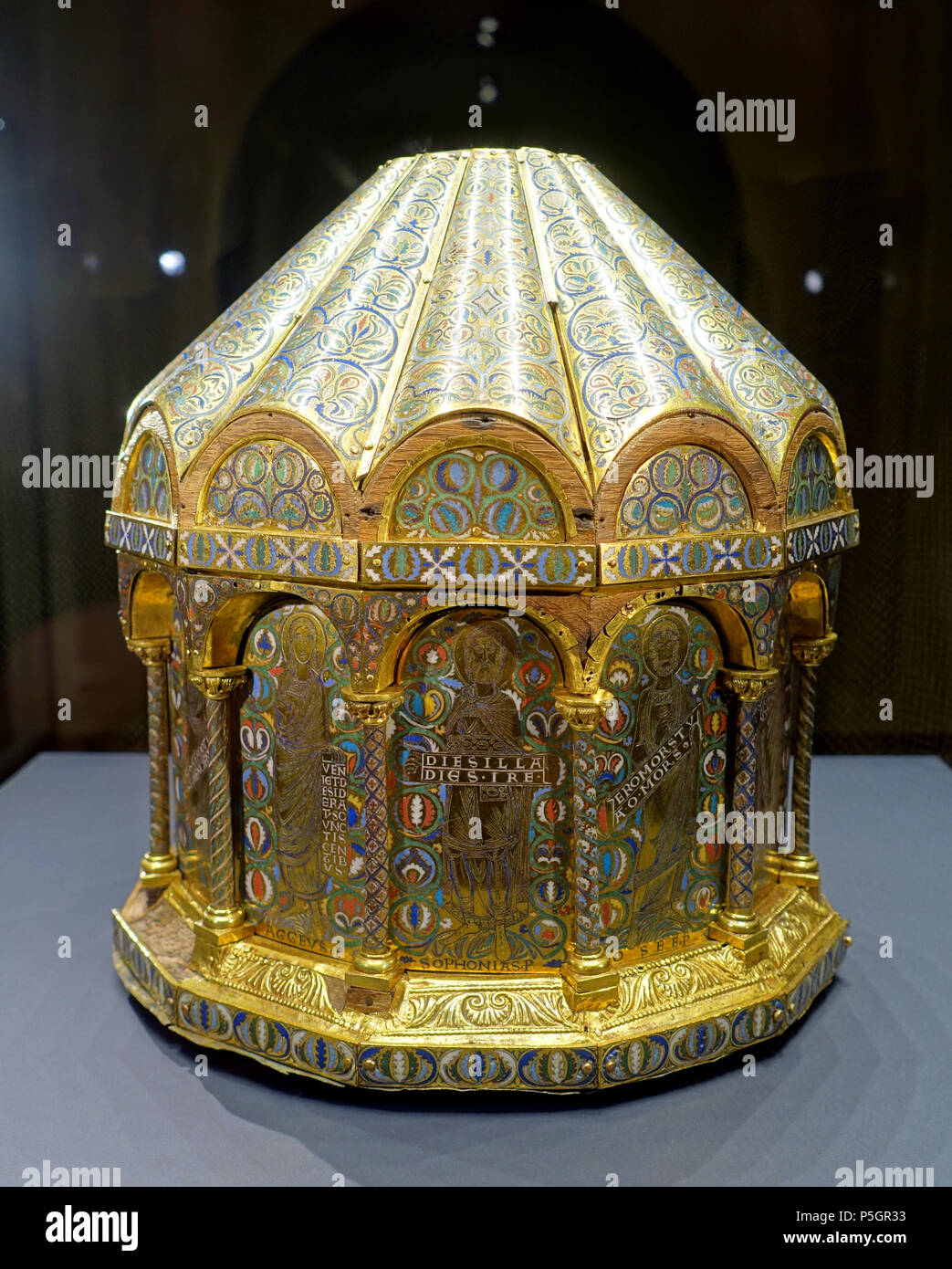 N/A. Inglese: presentano nell'Hessisches Landesmuseum Darmstadt - Darmstadt, Germania. 19 ottobre 2016, 05:17:18. Daderot 413 Darmstadt Tower reliquiario, vista 1, Colonia, 1190-1210, smalto, rame dorato, rovere, ottone - Hessisches Landesmuseum Darmstadt - Darmstadt, Germania - DSC00189 Foto Stock