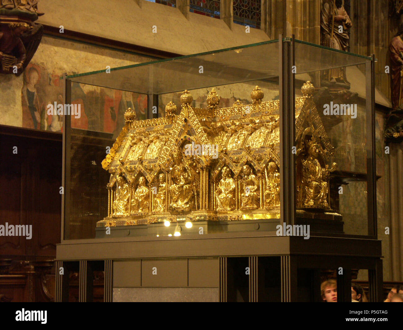 Santuario di Maria . Deutsch: Marienschrein (1239), enthält Windeln und Lendentuch Jesu, Kleid von Maria und das Enthauptungstuch von Johannes Täufer dem, Aachener Dom, Aachen, Deutschland inglese: Santuario della Vergine Maria (1239), contiene il manto della Vergine, swaddling-vestiti del Bambino Gesù, il tanga indossato da Cristo sulla Croce e il tessuto sul quale appoggiare la testa di San Giovanni Battista dopo la sua decapitazione, Cattedrale di Aquisgrana, Aachen, Germania Français : La chasse de Sainte-Marie (1239), contient les langes et le pagne de Jésus-Christ, la robe de la Vierge Marie ainsi Foto Stock