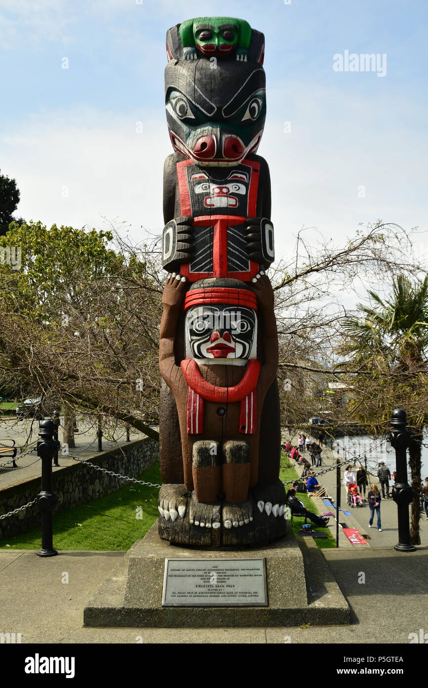 Palo Totem First Nations presso il porto interno di Victoria BC, Canada. Foto Stock