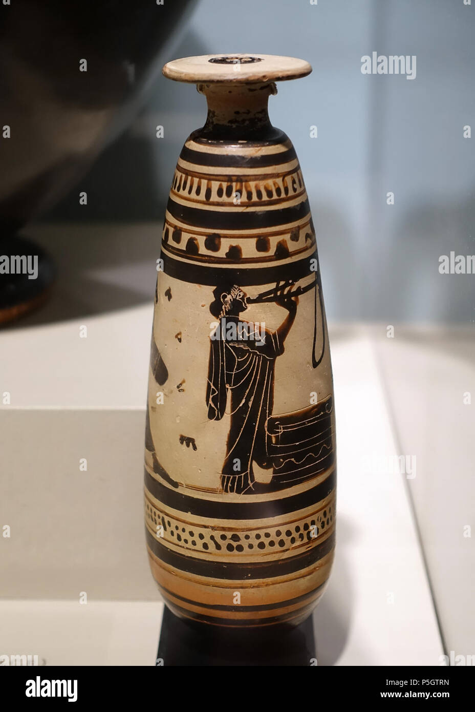 N/A. Inglese: mostra a Middlebury College Museo di Arte - Middlebury, Vermont, USA. 4 marzo 2017, 14:52:05. Daderot 71 Alabastron, attribuito al pittore Emporion, greco, soffitta, c. 510-490 BC, terracotta - Middlebury College Museo di Arte - Middlebury, VT - DSC07961 Foto Stock