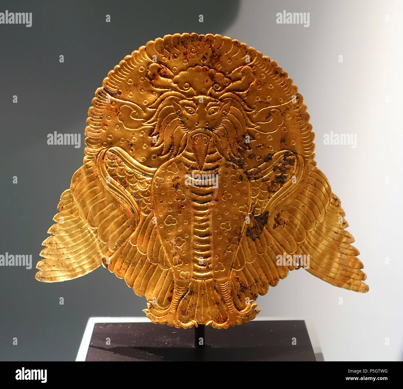 N/A. Inglese: mostra a Middlebury College Museo di Arte - Middlebury, Vermont, USA. 4 marzo 2017, 15:48:00. Daderot 205 placca di uccelli, Cina, Dinastia Liao, 907-1125 annuncio, bronzo dorato - Middlebury College Museo di Arte - Middlebury, VT - DSC08220 Foto Stock