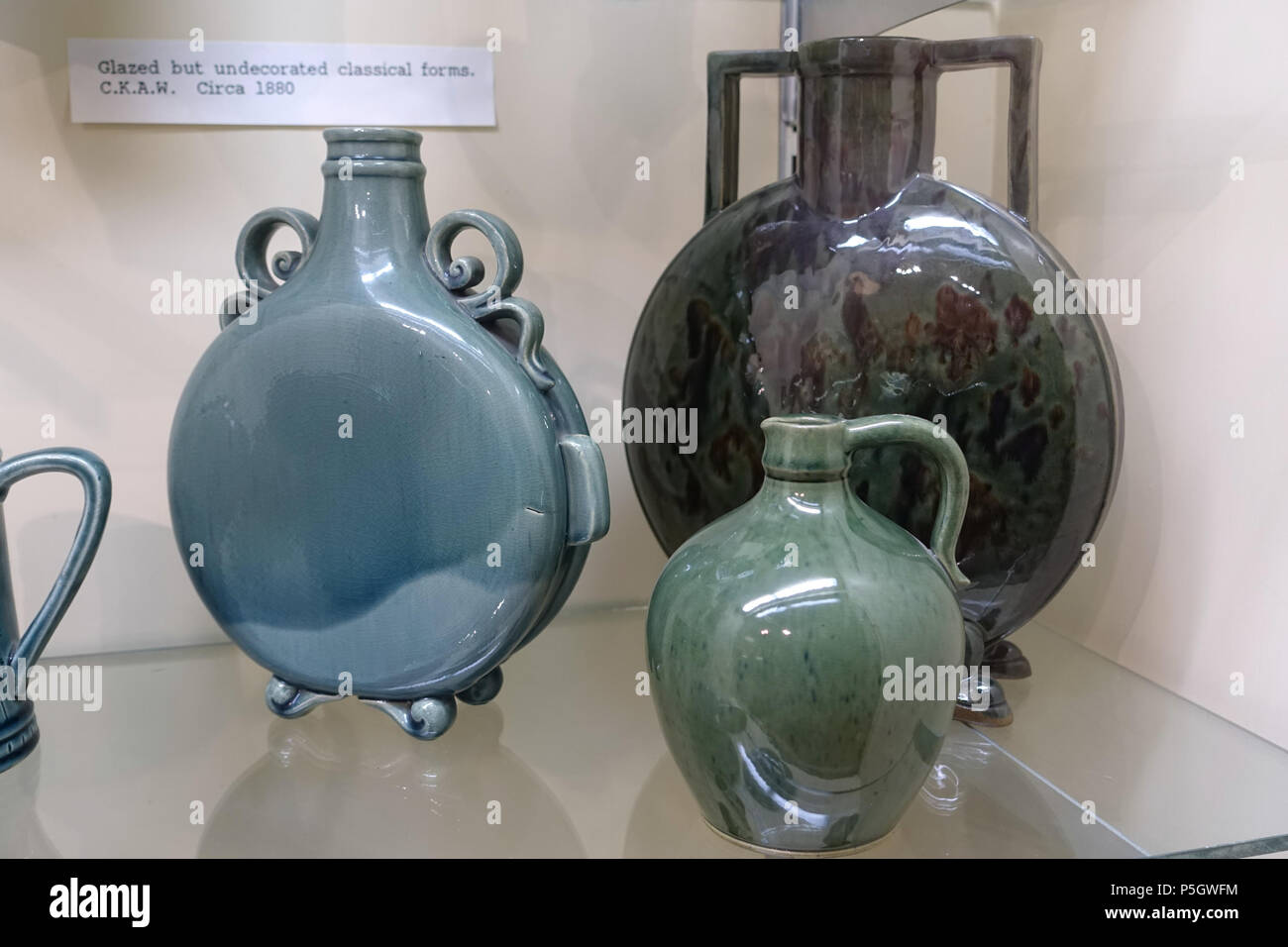 N/A. Inglese: Chelsea Keramic opere d'arte presentano - Dedham Historical Society - Dedham Massachusetts, STATI UNITI D'AMERICA. 2 maggio 2017, 15:45:24. Daderot 351 forme classiche, Chelsea Keramic opere d'arte, c. 1880, ceramica - Dedham Historical Society - Dedham Massachusetts - DSC04256 Foto Stock