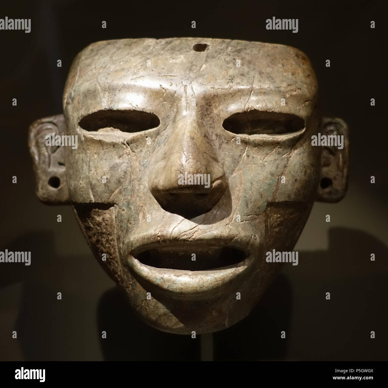 N/A. Inglese: presentano nel Museo delle Arti di Dallas Dallas, Texas, Stati Uniti d'America. 7 maggio 2017, 15:23:57. Daderot 544 pannello frontale, Teotihuacan, Stato del Messico, periodo classico, 200-750 d.c. greenstone - Museo dell'Arte di Dallas - DSC04615 Foto Stock