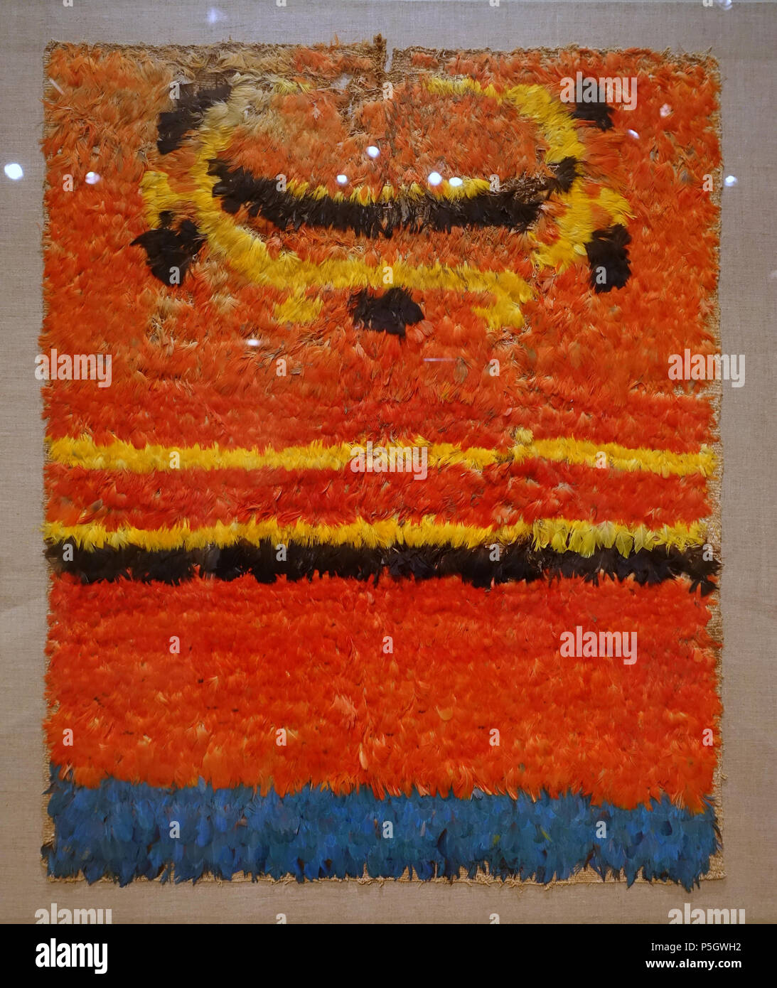 N/A. Inglese: presentano nel Museo delle Arti di Dallas Dallas, Texas, Stati Uniti d'America. 7 maggio 2017, 15:35:00. Daderot 551 Feathered tunica (anteriore), Chimu, Perù costa nord, tardo periodo intermedio, ANNUNCIO 900-1476, feather mosaico su cotone - Museo dell'Arte di Dallas - DSC04667 Foto Stock