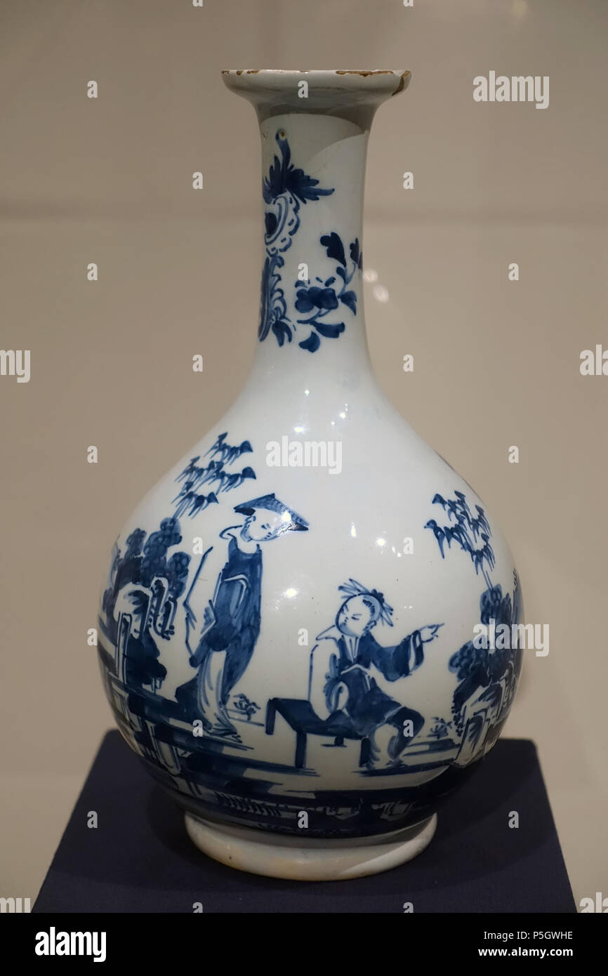 N/A. Inglese: presentano nel Museo delle Arti di Dallas Dallas, Texas, Stati Uniti d'America. 7 maggio 2017, 15:55:59. Daderot 226 bottiglia, Lambeth, Inghilterra, c. 1750, stagno-terracotta invetriata - Museo dell'Arte di Dallas - DSC04745 Foto Stock