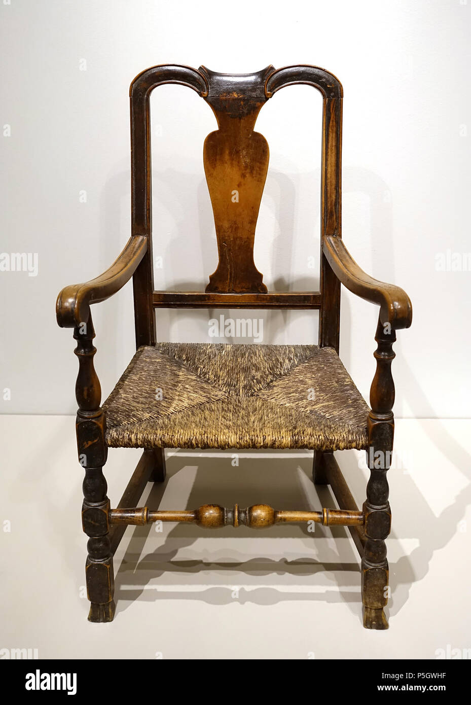 N/A. Inglese: presentano nel Museo delle Arti di Dallas Dallas, Texas, Stati Uniti d'America. 7 maggio 2017, 15:56:59. Daderot 124 Poltrona, Massachusetts orientale o costiere del New Hampshire, c. 1740-1760, acero, rush - Museo dell'Arte di Dallas - DSC04750 Foto Stock