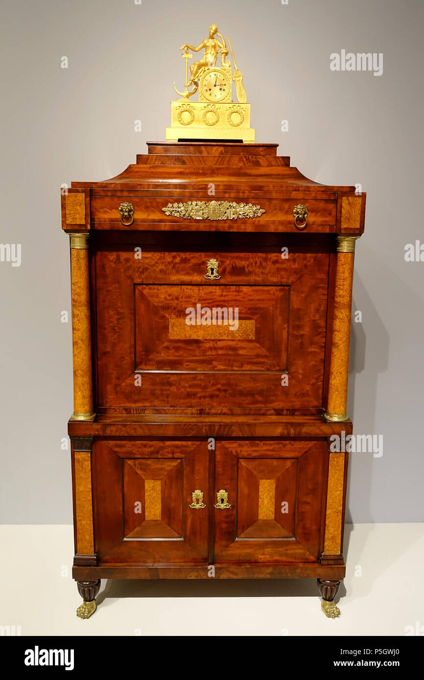 N/A. Inglese: presentano nel Museo delle Arti di Dallas Dallas, Texas, Stati Uniti d'America. 7 maggio 2017, 16:03:32. Daderot 546 Fall-segretario anteriore, Philadelphia, Pennsylvania, c. 1815-1830, mogano, ciliegio, Yellow Poplar, pino, acero, ebano, bronzo dorato - Museo dell'Arte di Dallas - DSC04782 Foto Stock