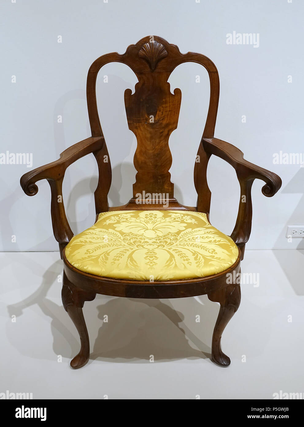 N/A. Inglese: presentano nel Museo delle Arti di Dallas Dallas, Texas, Stati Uniti d'America. 7 maggio 2017, 16:34:10. Daderot 124 Poltrona, Philadelphia, Pennsylvania, 1740-1760, noce, sostituzione della tappezzeria in seta - Museo dell'Arte di Dallas - DSC04900 Foto Stock