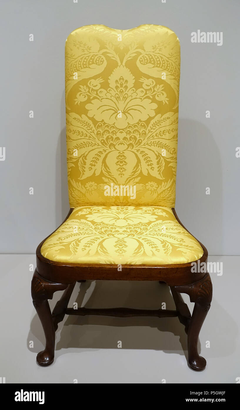 N/A. Inglese: presentano nel Museo delle Arti di Dallas Dallas, Texas, Stati Uniti d'America. 7 maggio 2017, 16:35:18. Daderot 160 Indietro sgabello, Newport, Rhode Island, 1730-1750, American di mallo di noce nera morbida, acero, orientale di pino bianco, sostituzione della tappezzeria in seta - Museo dell'Arte di Dallas - DSC04907 Foto Stock