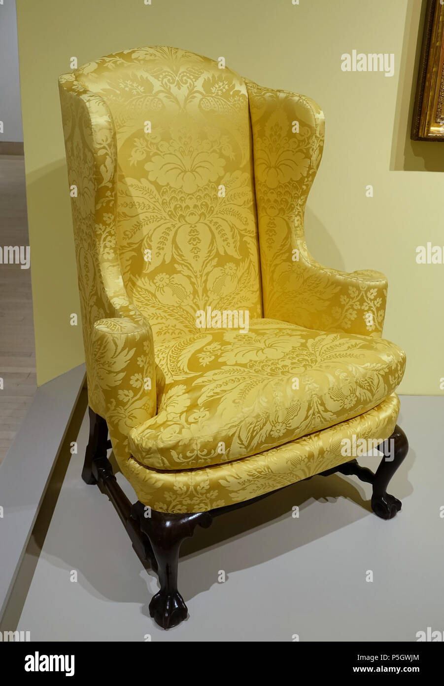 N/A. Inglese: presentano nel Museo delle Arti di Dallas Dallas, Texas, Stati Uniti d'America. 7 maggio 2017, 16:38:53. Daderot 491 Poltrona, probabilmente a Newport, Rhode Island o Boston, Massachusetts, c. 1750-1770, mogano, acero, ciliegio, seta gialla - Museo dell'Arte di Dallas - DSC04925 Foto Stock