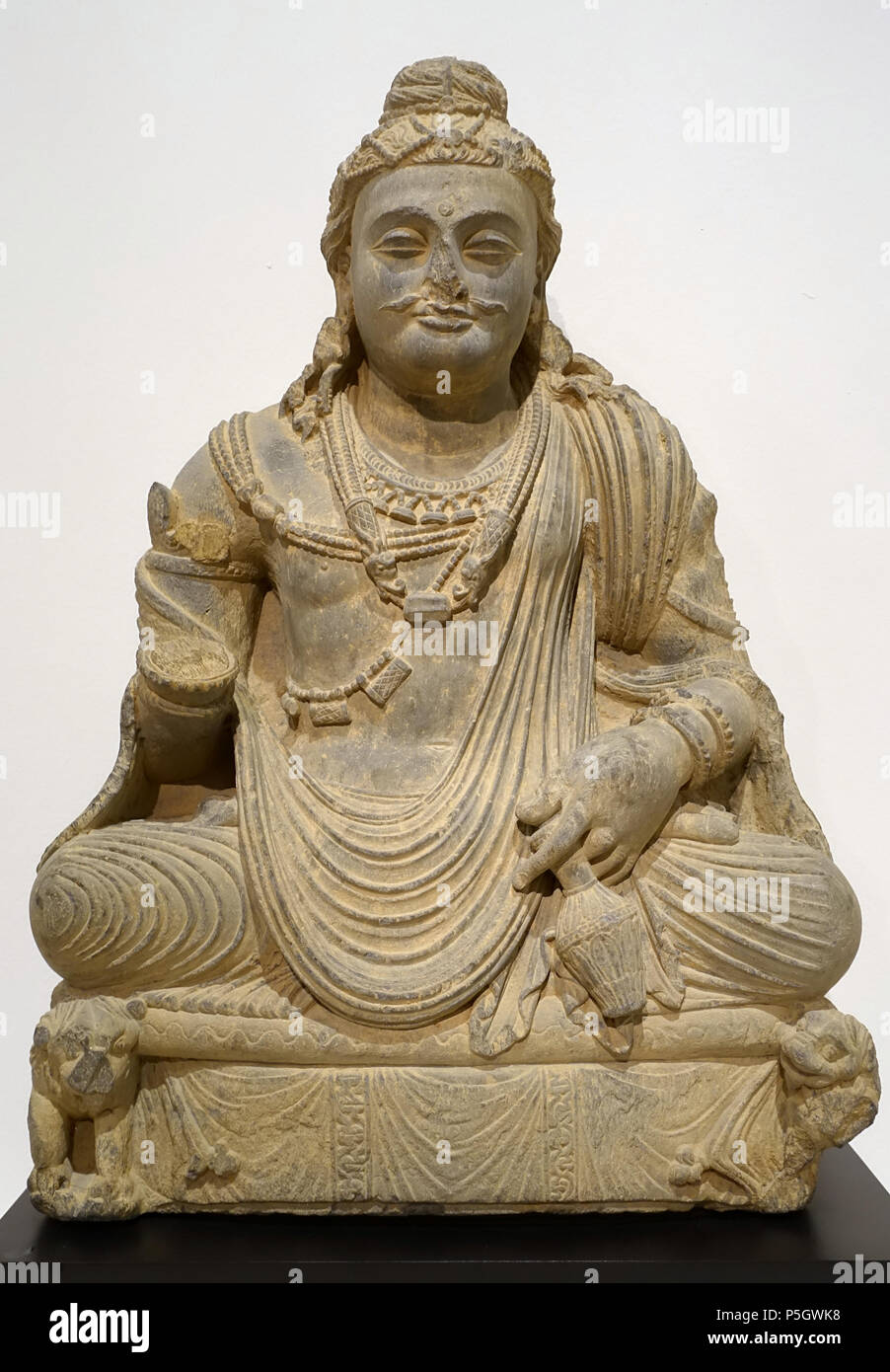 N/A. Inglese: presentano nel Museo delle Arti di Dallas Dallas, Texas, Stati Uniti d'America. 7 maggio 2017, 16:58:13. Daderot 225 Boshisattva Maitreya, India, Gandharan periodo, 200s-300s annuncio, scisto grigio - Museo dell'Arte di Dallas - DSC05023 Foto Stock