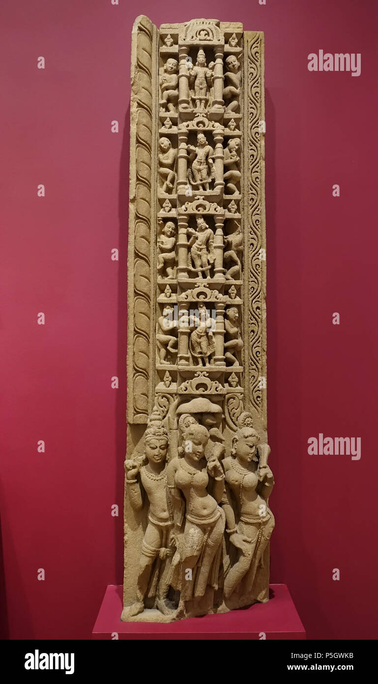 N/A. Inglese: presentano nel Museo delle Arti di Dallas Dallas, Texas, Stati Uniti d'America. 7 maggio 2017, 17:00:31. Daderot 466 stipite, centrale o dell India occidentale, 900s-1000s annuncio, arenaria - Museo dell'Arte di Dallas - DSC05036 Foto Stock