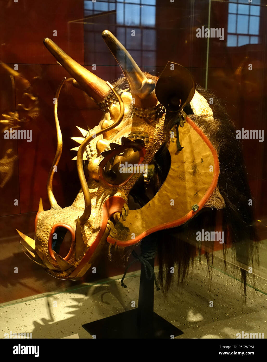 166 Bamen (maschera di cavallo), Giappone, periodo Edo, 1615-1868 annuncio, pelle, lacca, oro, capelli, metallo, brocade, di canapa, di cartapesta - Ann e Gabriel Barbier-Mueller Museum - DSC05569 Foto Stock