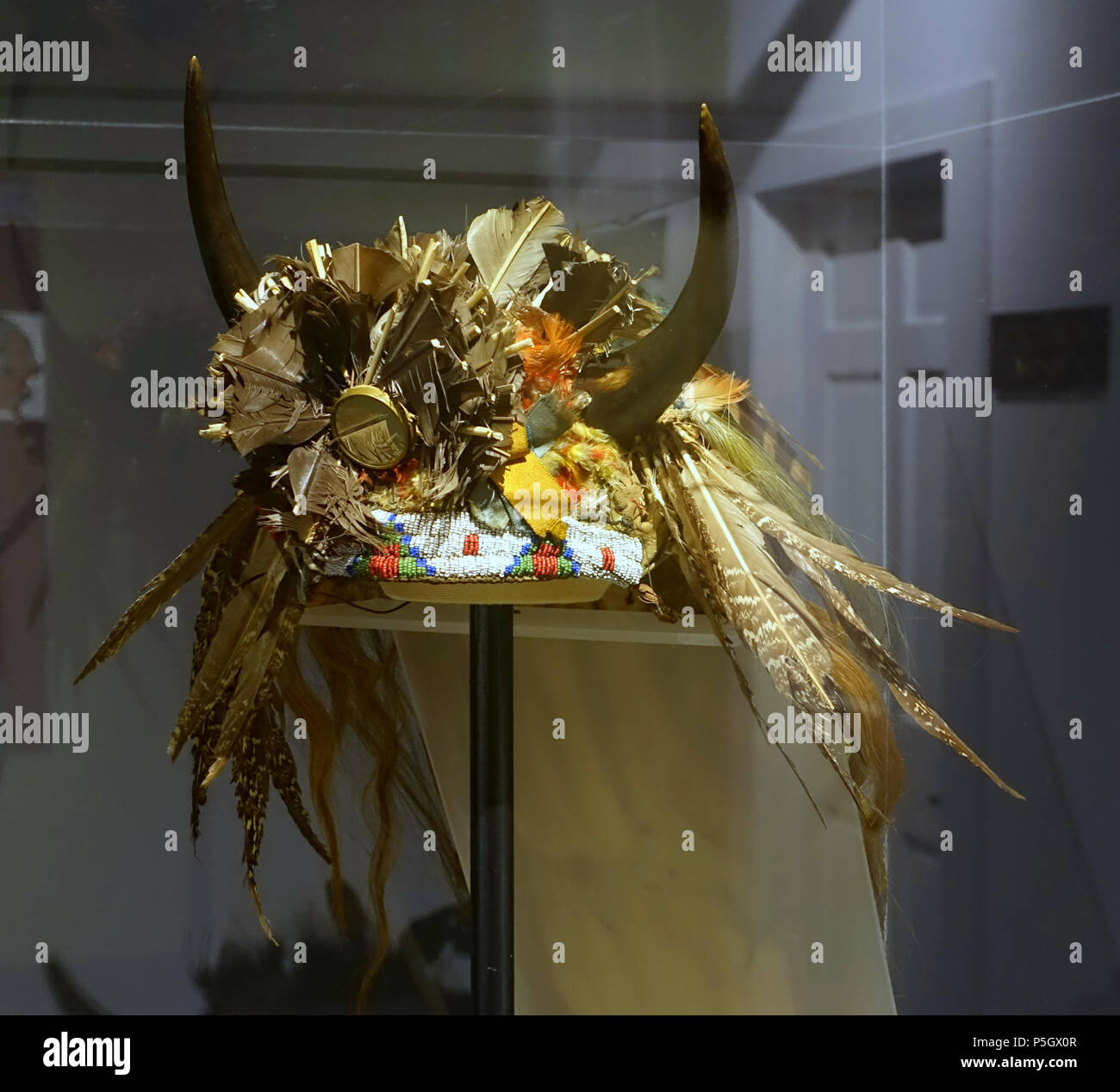 N/A. Inglese: presentano dai nativi americani, raccolta Peabody Museum presso la Harvard University di Cambridge, Massachusetts, USA. La fotografia è stata permessa senza restrizione; presentano è vecchio abbastanza per fare in modo che esso sia in . 27 maggio 2017, 13:57:56. Daderot 409 Dance copricapo Lakota, con spirito di Tatanka rappresentato da bull corna, raccolti nel 1897 - Native American collezione - Museo Peabody, Harvard University - DSC05787 Foto Stock