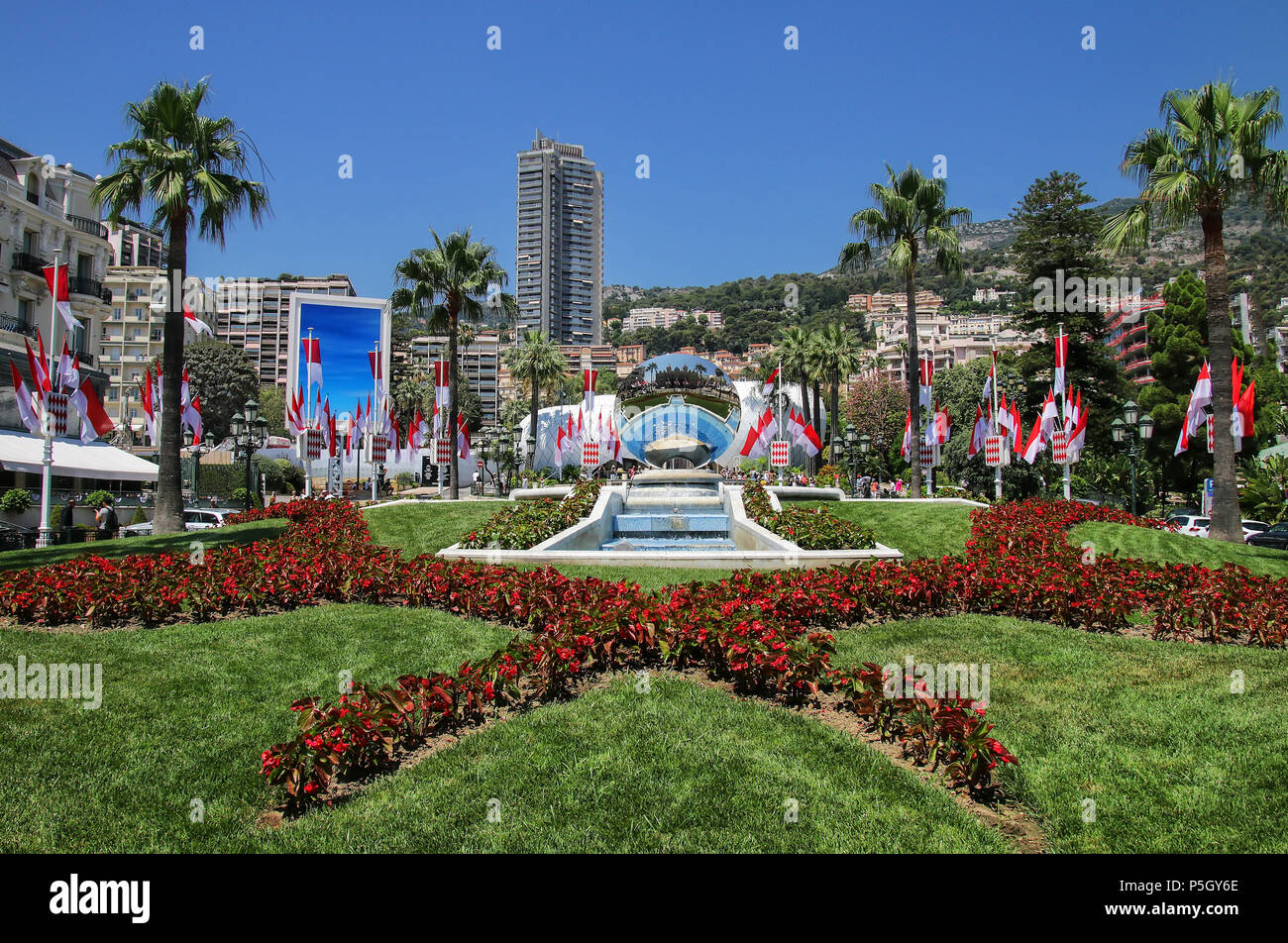 Specchio del cielo al Casinò di Monte Carlo giardino nel Principato di Monaco. Casinò di Monte Carlo è un gioco d'azzardo e di un complesso di intrattenimenti. Foto Stock