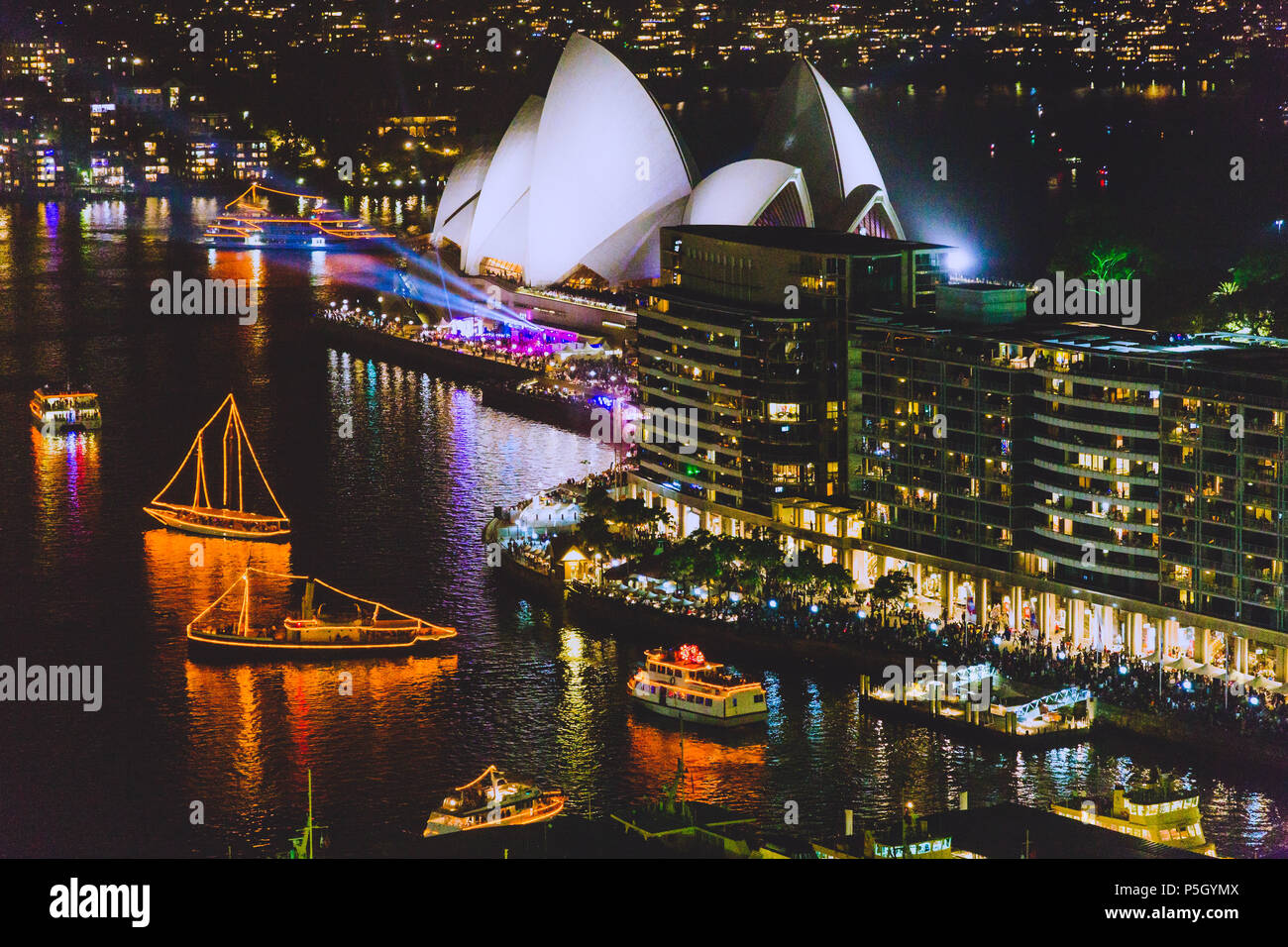 SYDNEY, Australia - Dicembre 31th, 2014: Sydney Harbour e l'Opera House durante le celebrazioni di Nye di notte Foto Stock