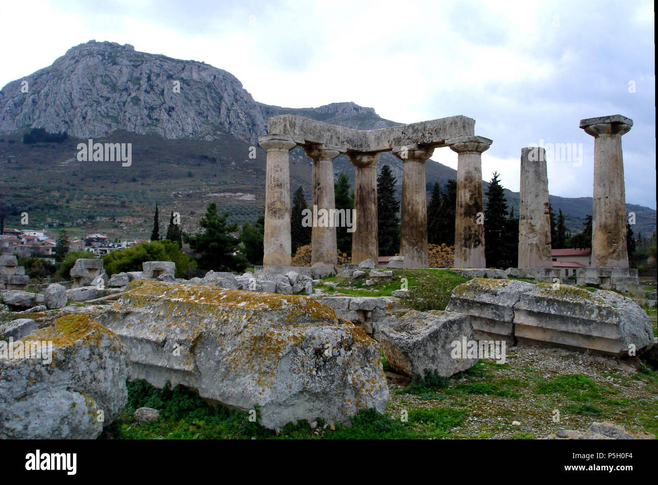 N/A. Deutsch: Tempel des Apollon im antiken Korinth mit Akrokorinth im Hintergrund. Inglese: Tempio di Apollo, Corinto. Acrocorinth in background. Anche se era Corinto distrutta dai Romani nel 146 A.C. e poi ricostruito, il Tempio di Apollo è in realtà una delle strutture originali della città, datata 540 BC da archeologi che hanno esaminato la muratura e altri artefatti nelle sue vicinanze. Per ulteriori informazioni, vedere "Visita Antica Grecia", una guida per i turisti. Il 19 febbraio 2005. elveoflight 115 Apollon Tempel im antiken Korinth Foto Stock