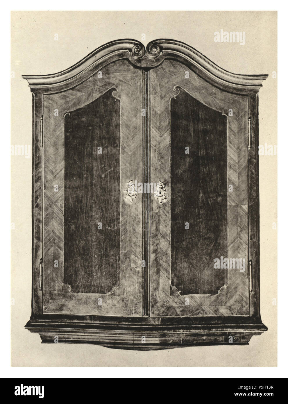 N/A. HÄNGESCHRÄNKCHEN mit dunklem Nußholz furniert, poliert. Einfache bandartige Intarsien aus hellem Holz. In Schlüsselschilder rocaille. Die Türen des Schränkchens im Innern furniert und mit Bandmotiven leicht intarsiert. (Das Schränkchen - laut darin angebrachter Aufschrift - eine "Zuschicktafel", enthält Eine große Anzahl kleiner Einschiebe, rahmen, auf denen lichtem Holz in kalligraphischer Schrift die Namen von Tischlermeistern zu lesen sind. Nach Angabe des Herrn Heinrich Kotz, Sekretärs der Genossenschaft der Tischler in Wien, wurden hier die Namen der Tischlermeister eingeschoben, Foto Stock