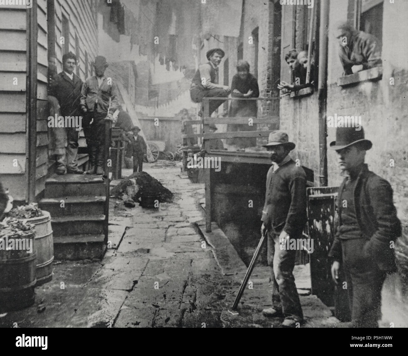 N/A. Inglese: "Bandit il posatoio, 1890, New York City. " Fotografia da Jacob Riis, in primo piano nel suo libro come l'altra metà vive (1890) . 11 settembre 2011. Jacob Riis (1849-1914) nomi alternativi Giacobbe A. Riis; Giacobbe Agosto Riis; Giacobbe Agosto Descrizione Riss Danish-American riformista sociale, giornalista e fotografo, Data di nascita e morte 3 Maggio 1849 26 Maggio 1914 Luogo di nascita e morte Ribe Barre sede di lavoro New York City (1870-1914) Autorità di controllo : Q379211 VIAF:56682145 ISNI:0000 0001 0904 0023 ULAN:500063987 LCCN:N80038476 NLA:36332147 WorldCat 13 1-Riis-Bandits-Roost-New-Yo Foto Stock
