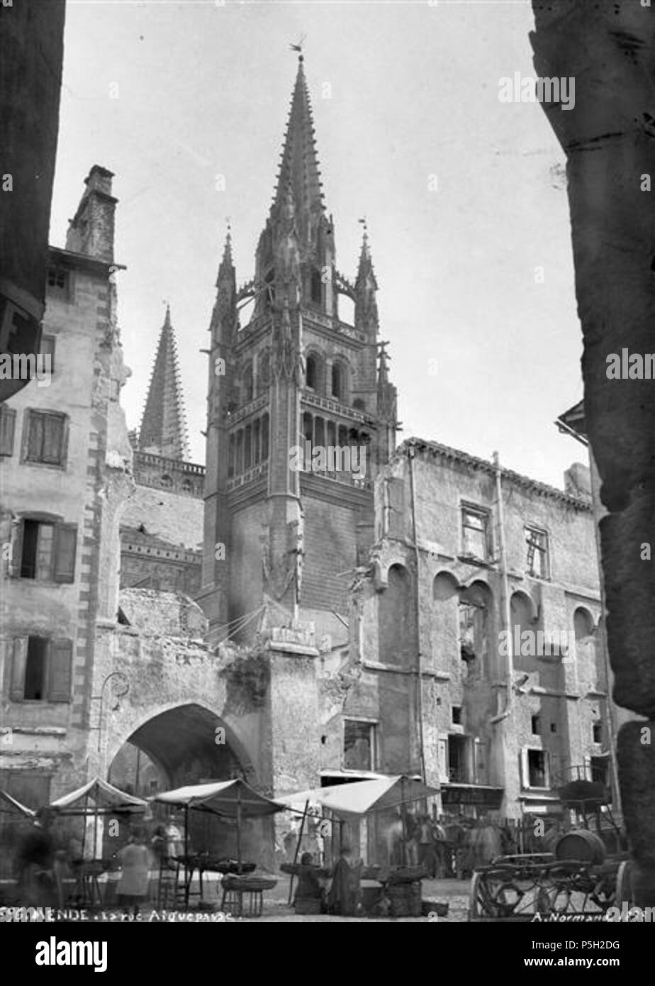 14 11-Marché rue d'Aigues-Passes devant une flèche de la cathédrale Notre-dame et Saint-Privat à Mende (Alfred-Nicolas Normand, 1888) Foto Stock