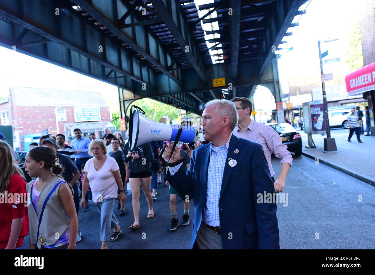 La città di New York, Stati Uniti. Il 25 giugno, 2018. Marciando lungo Roosevelt Avenue. Più di trecento Queens residenti, attivisti politici e i responsabili della comunità hanno risposto a NY City membro del Consiglio per Queens Jimmy Van BramerÕs chiamata a raccogliere presso San SebastianÕs chiesa in Sunnyside, Queens, al rally e marzo a nome delle famiglie immigrate che hanno lacerato da WashingtonÕs politiche riguardanti il trattamento degli immigrati clandestini. Credito: Andy Katz/Pacific Press/Alamy Live News Foto Stock