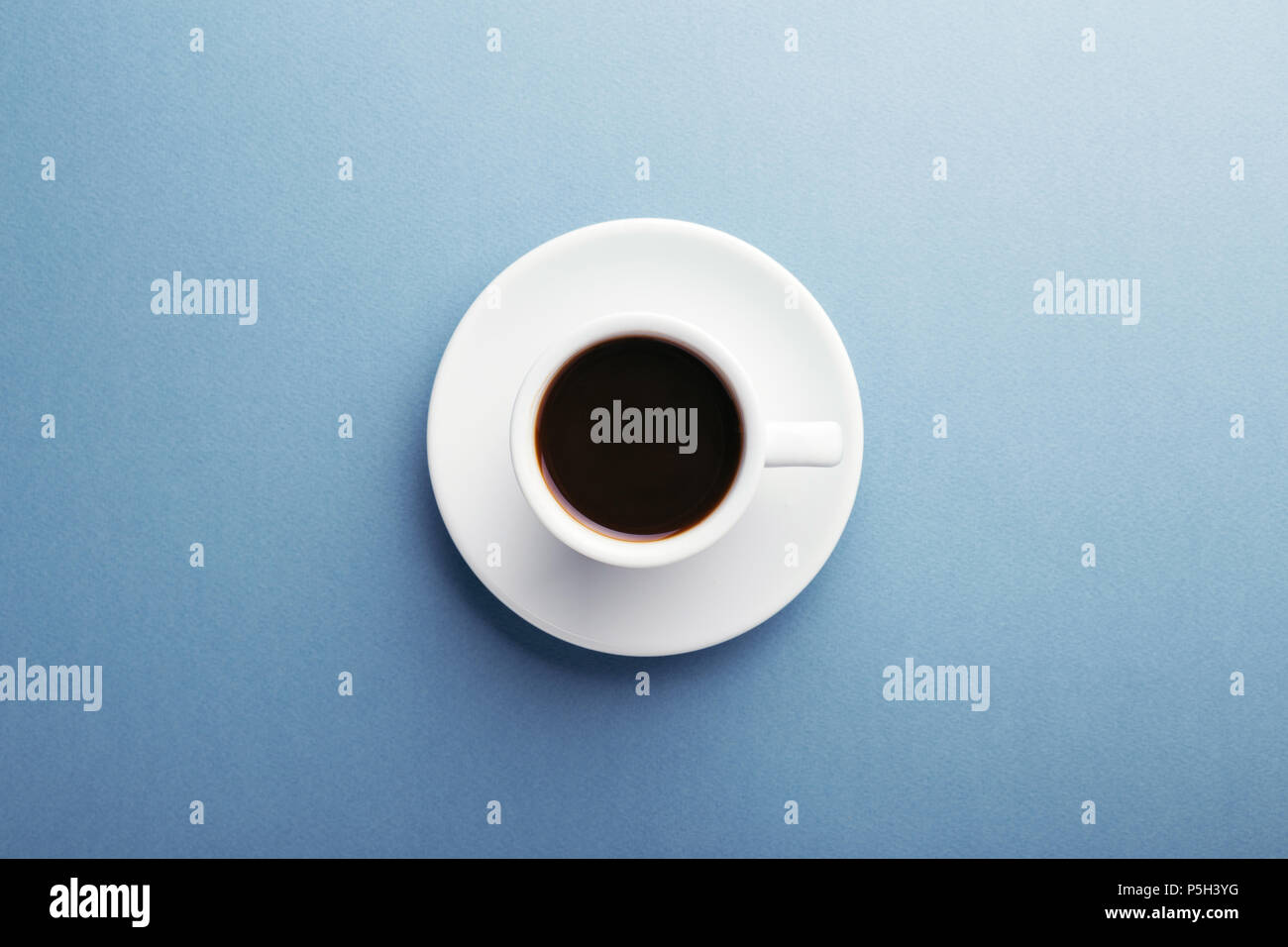 Una tazza di caffè lo sfondo grigio. Vista superiore, composizione centrale. Foto Stock