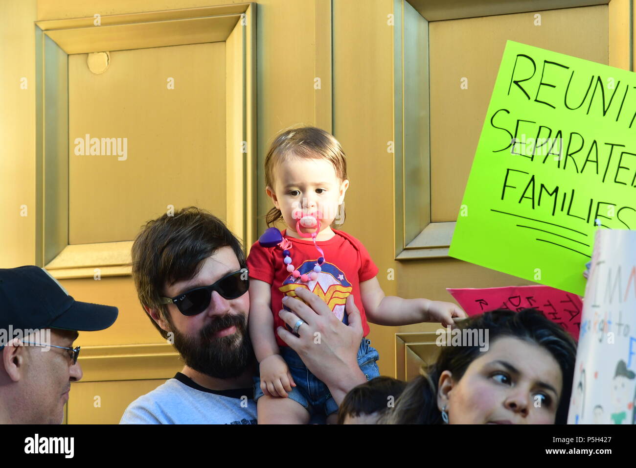 La città di New York, Stati Uniti. Il 25 giugno, 2018. Più di trecento Queens residenti, attivisti politici e i responsabili della comunità hanno risposto a NY City membro del Consiglio per Queens Jimmy Van BramerÕs chiamata a raccogliere presso San SebastianÕs chiesa in Sunnyside, Queens, al rally e marzo a nome delle famiglie immigrate che hanno lacerato da WashingtonÕs politiche riguardanti il trattamento degli immigrati clandestini. Credito: Andy Katz/Pacific Press/Alamy Live News Foto Stock