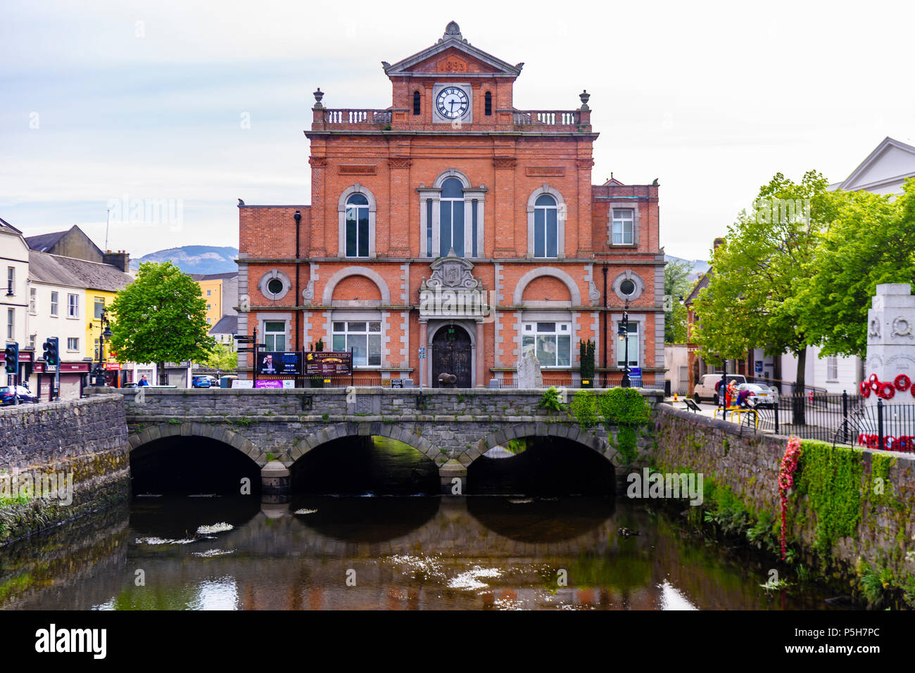 Newry Town Hall sul canale. L'Irlanda del Nord. Foto Stock