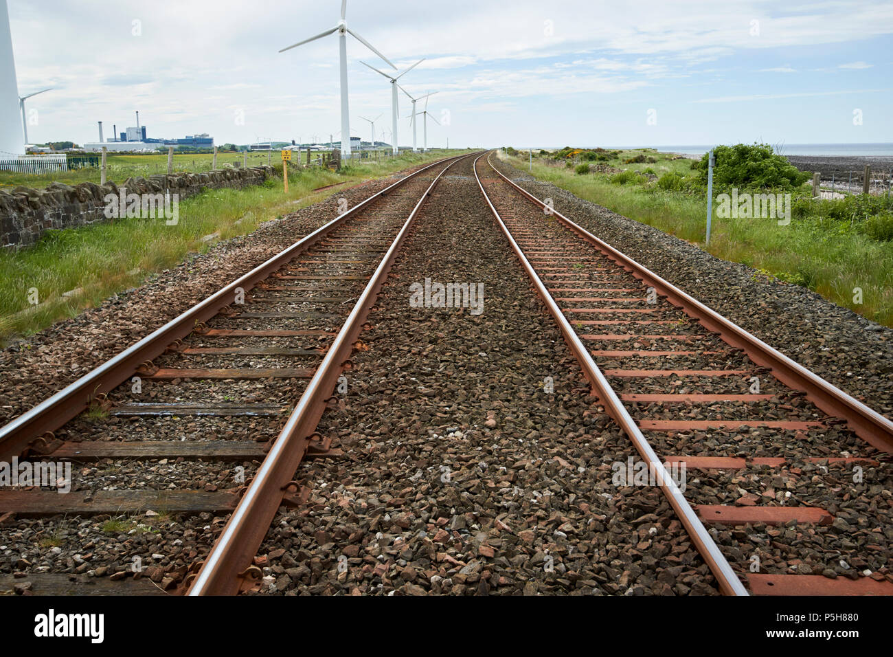 Cumbria linea costiera di binari ferroviari nei pressi di flimby Cumbria Inghilterra England Regno Unito Foto Stock