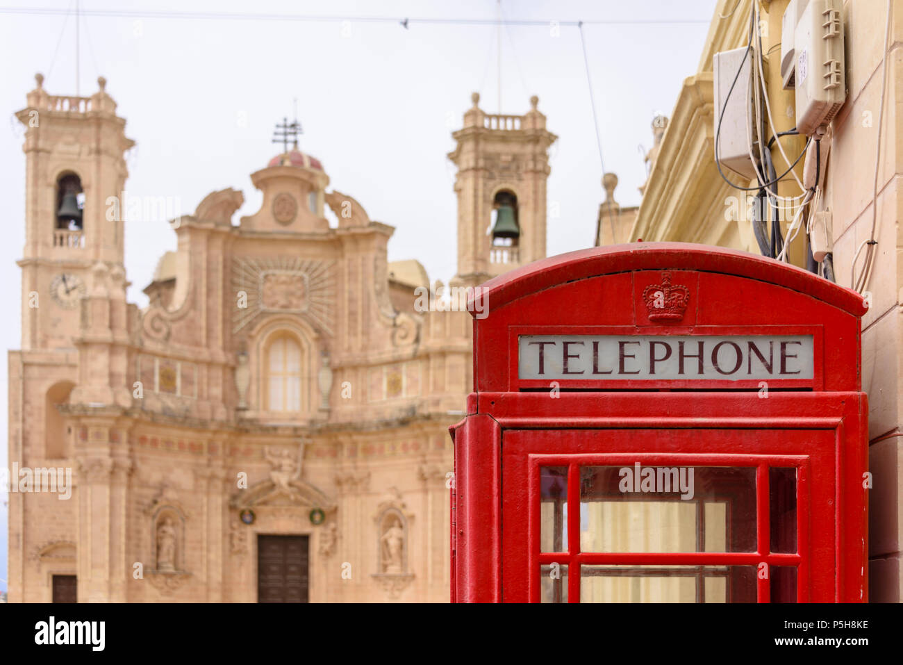 British telefono rosso box esterno chiesa Gasri, Gozo, Malta. Foto Stock