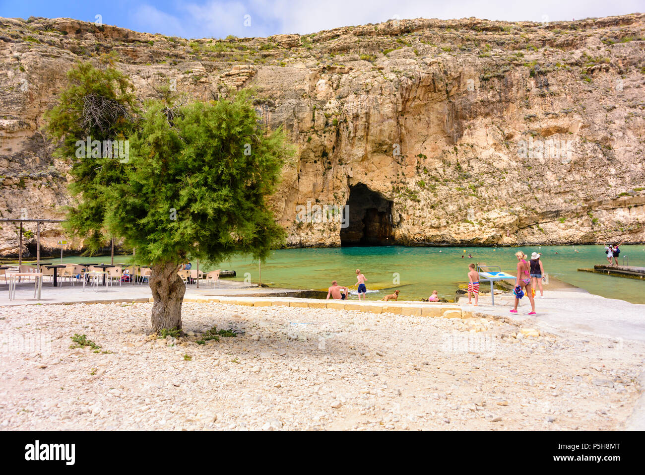 Dwerja, Inland Sea, Gozo, Malta. La grotta si unisce con il mare Mediterraneo sull'altro lato della scogliera. Foto Stock