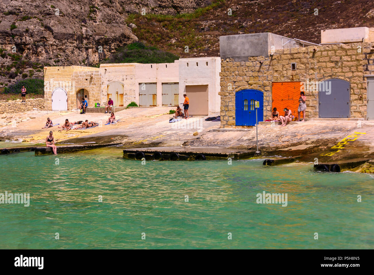 Barca di colorate case a Dwerja, Inland Sea, Gozo, Malta. Foto Stock