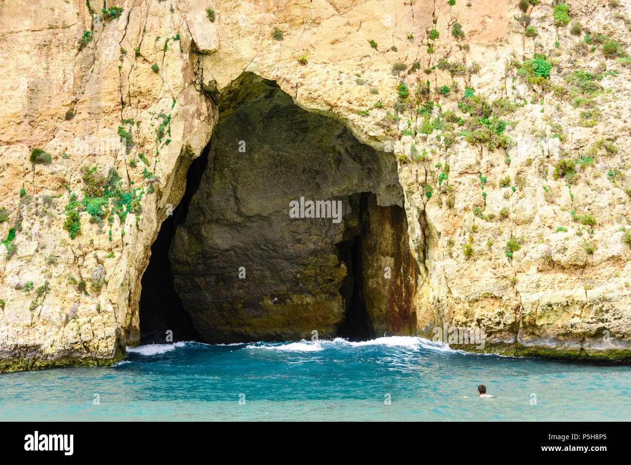 Dwerja, Inland Sea, Gozo, Malta. La grotta si unisce con il mare Mediterraneo sull'altro lato della scogliera. Foto Stock