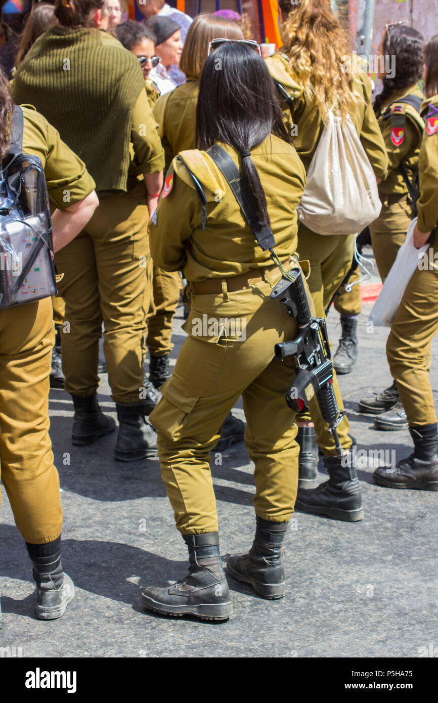 9 maggio 2018 un piccolo gruppo di off duty femmina esercito israeliano i militari di leva con una guardia armata ridere e chat assieme al Mahane Yehuda street market in Foto Stock
