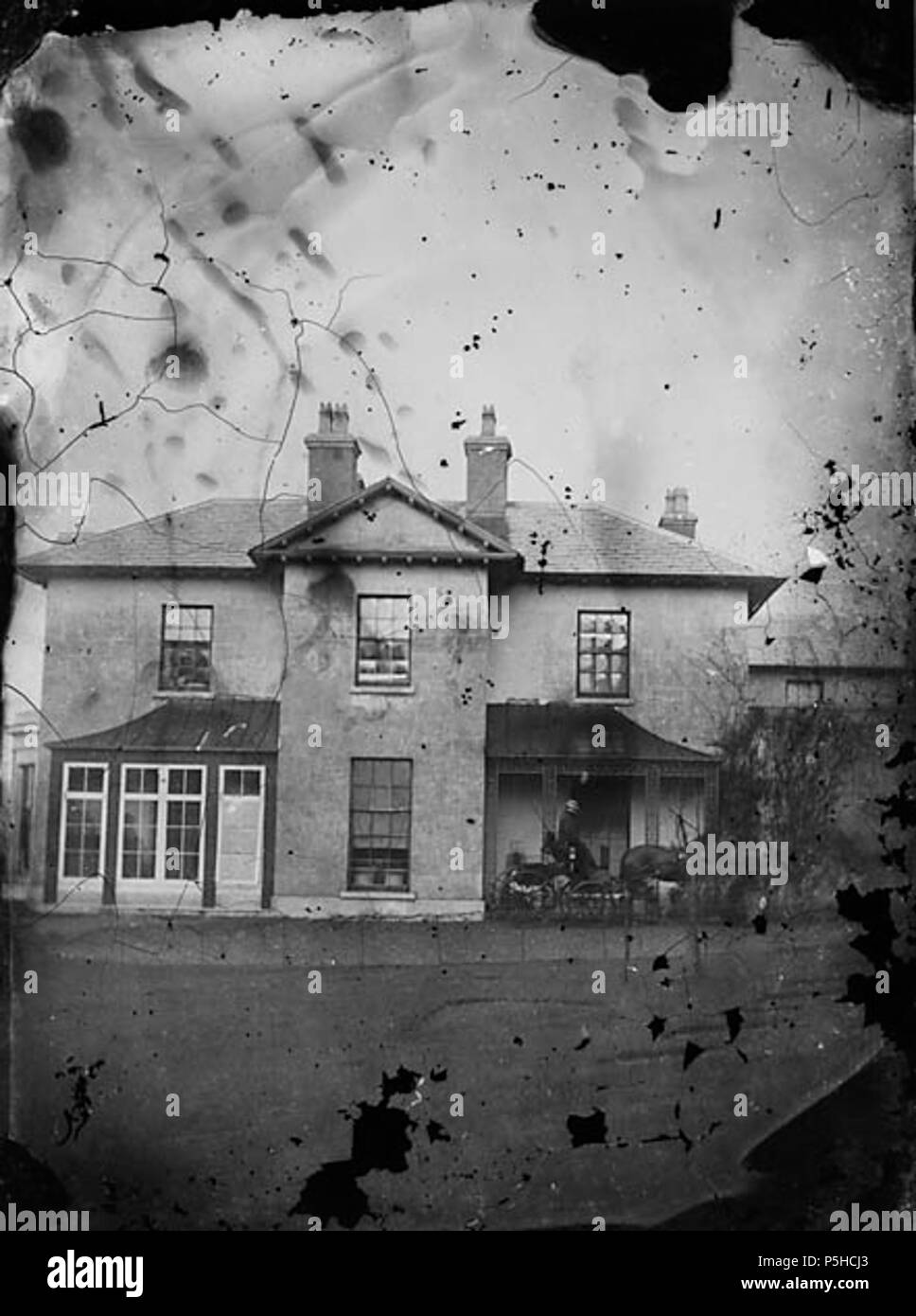 [Un cavallo e carrozza al di fuori di una casa] [GRAPHIC].. 1 negativi : vetro, collodio umido, b&W ; 10,5 x 8 cm. circa 1875. Thomas, Giovanni, 44 un cavallo e carrozza al di fuori di una casa NLW3365047 Foto Stock