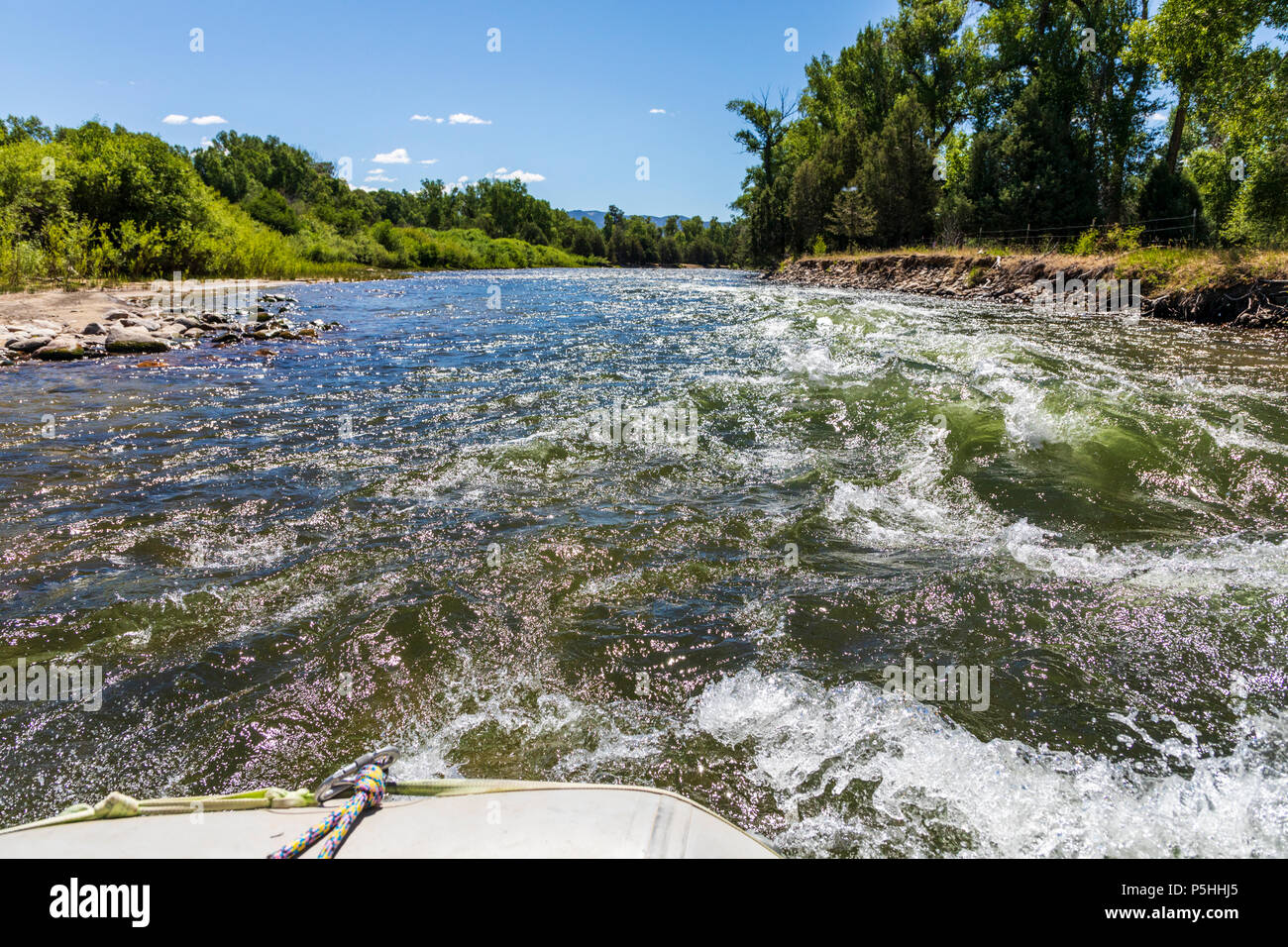 Rafting il fiume Arkansas, che corre corre attraverso il quartiere del centro storico del piccolo paese di montagna di salida, Colorado, STATI UNITI D'AMERICA Foto Stock