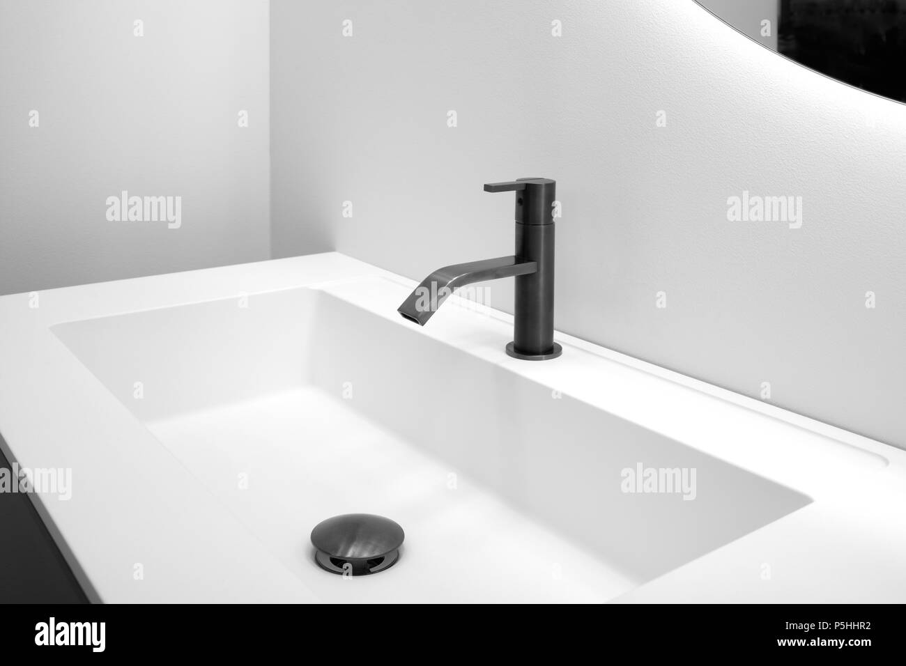Bagno interno bianco con lavabo bianco e nero moderno stile techno rubinetto Foto Stock