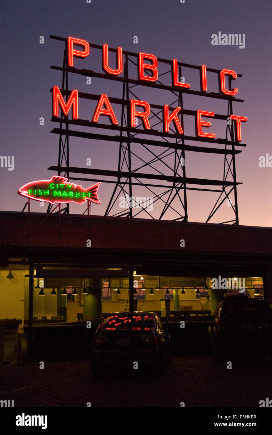 Il Neon il Mercato Pubblico della città e il mercato del pesce, segni di Pike Place Market al tramonto, Seattle, Washington. Foto Stock