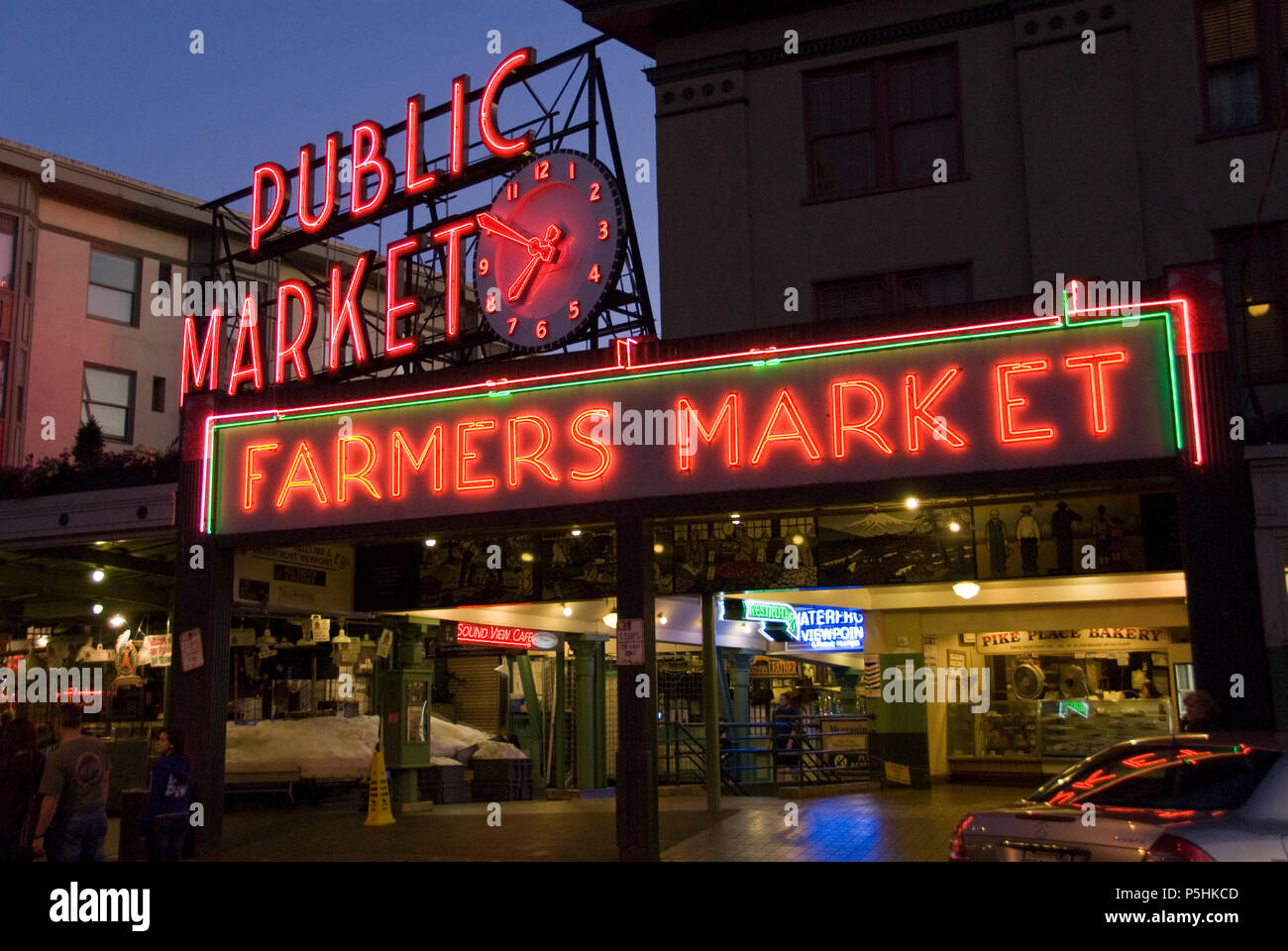 Il Neon "Mercato pubblico " segno di Pike Place Market al tramonto, Seattle, Washington. Foto Stock