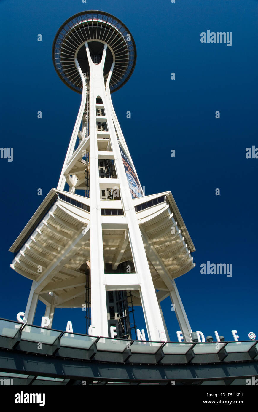 Lo Space Needle, situato presso il centro di Seattle, è stato costruito per il 1962 della fiera del mondo ed è diventato il simbolo di Seattle. Foto Stock