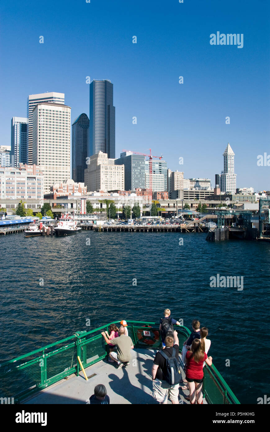 Turisti pendolari e godetevi la vista dal Bainbridge Island Ferry, Seattle, Washington. Foto Stock