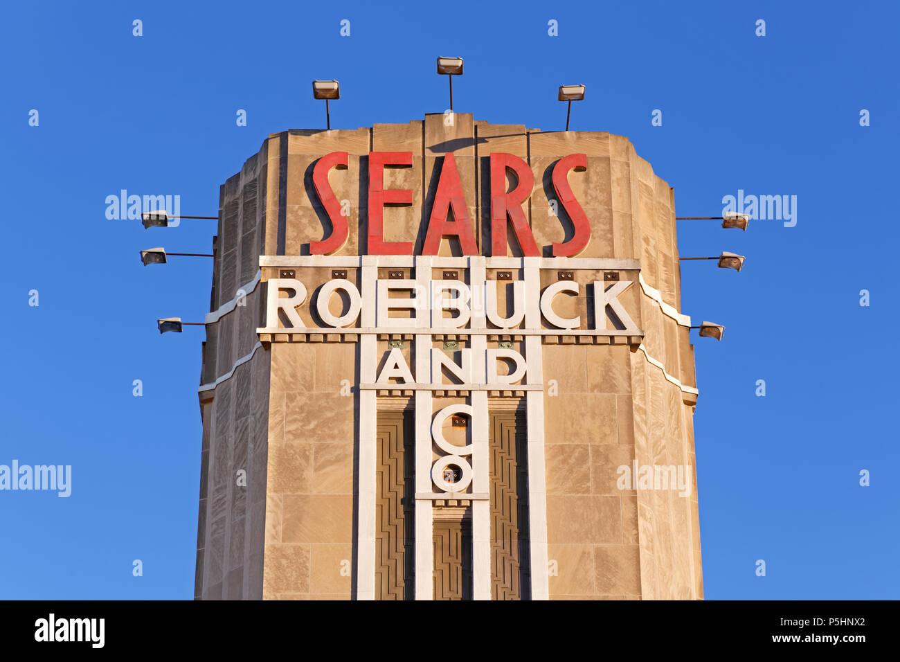 Un vecchio Sears Roebuck & Company Store segno su una facciata art deco Foto Stock