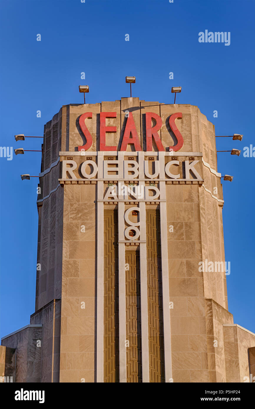Un vecchio Sears Roebuck & Company Store segno su una facciata art deco Foto Stock
